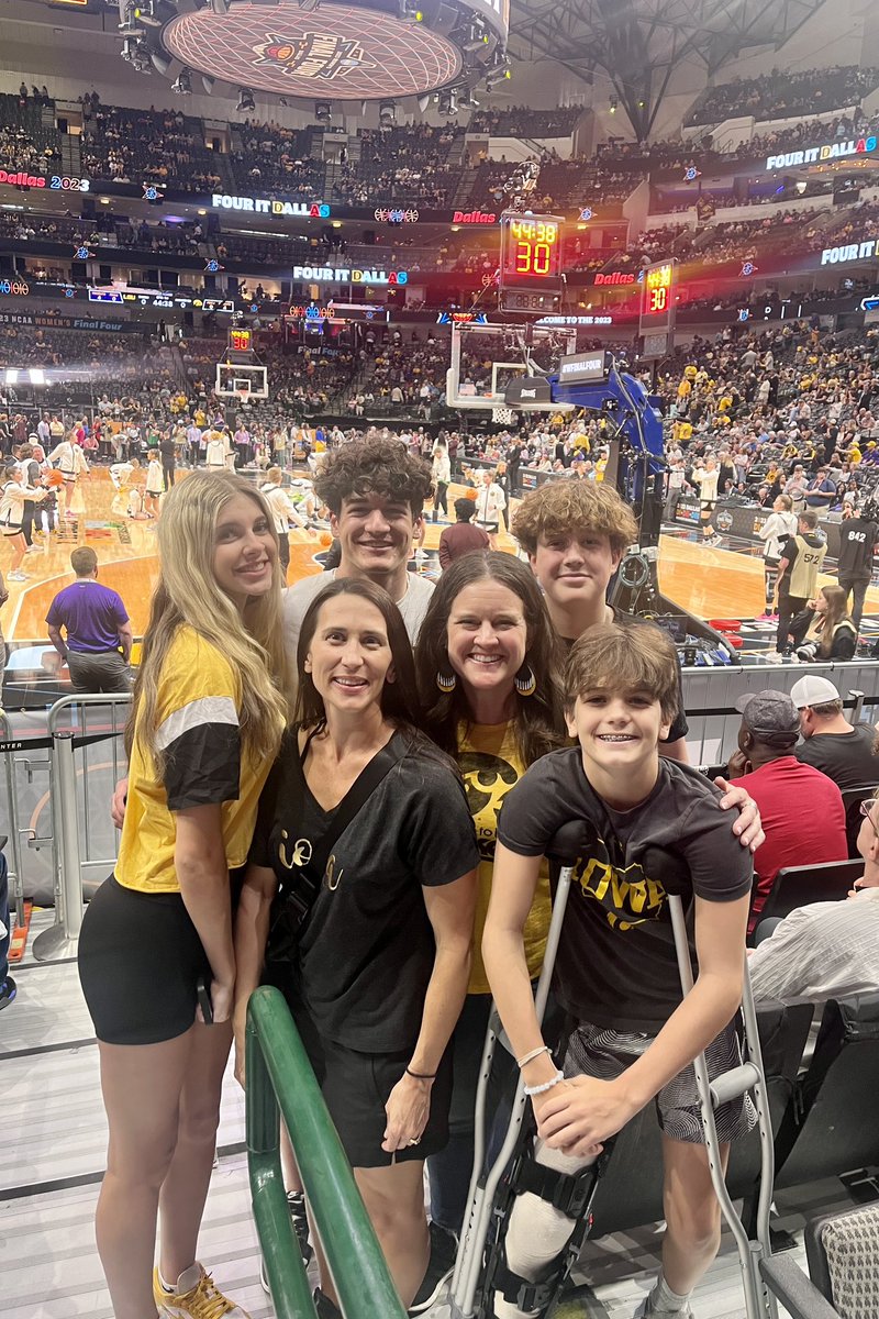 Family and friends road trip to cheer on the Hawkeyes! 💛🏀🖤 #FightForIowa #wffselfie