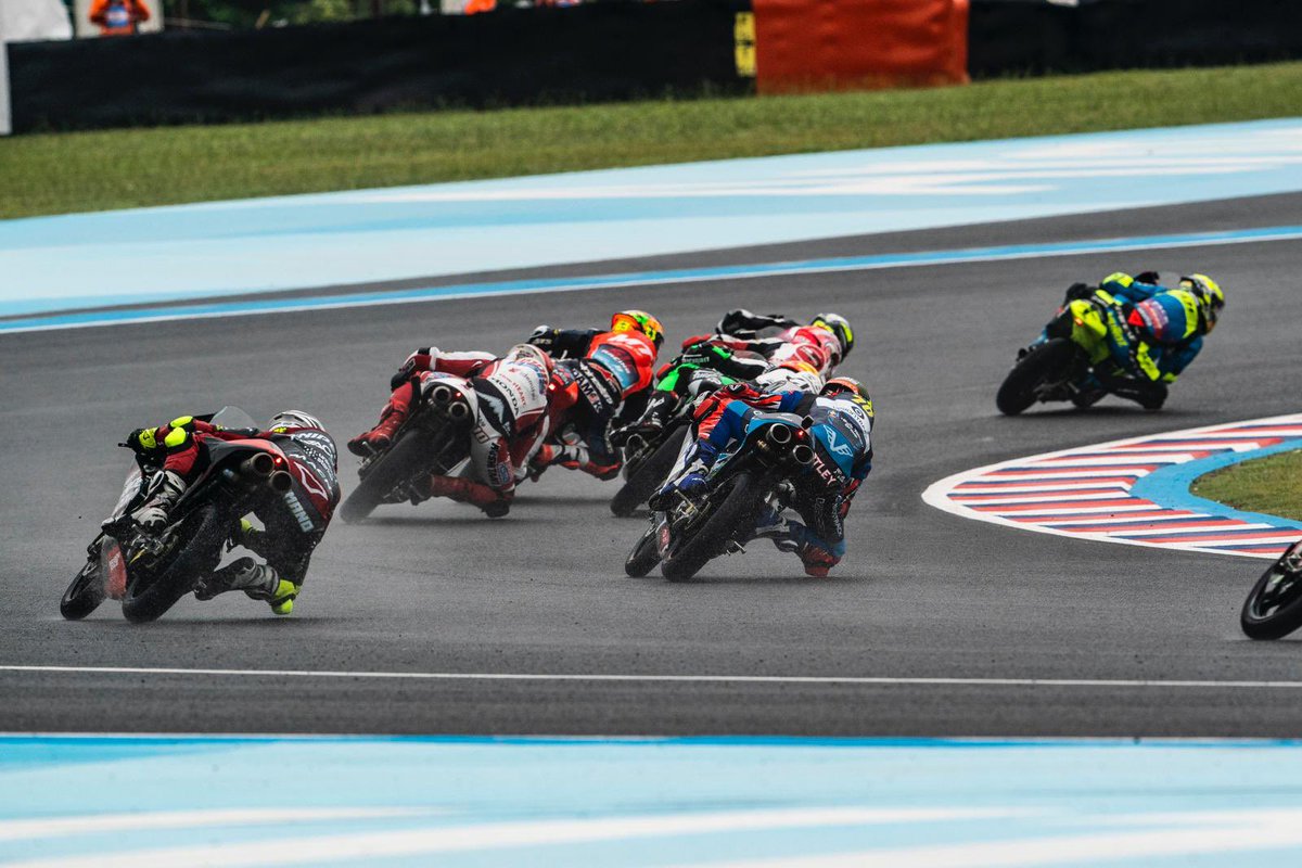 Jo8hWhatley70's tweet photo. Race - P15 🌧️
From starting last to our first points! Really happy with that one considering how difficult the weekend was. Thanks to @mlavracing for the work today we really deserve this after the tough moments we’ve been having! ✌🏽#JW70 #ArgentinaGP 🇦🇷 https://t.co/gjKdIj2cEp
