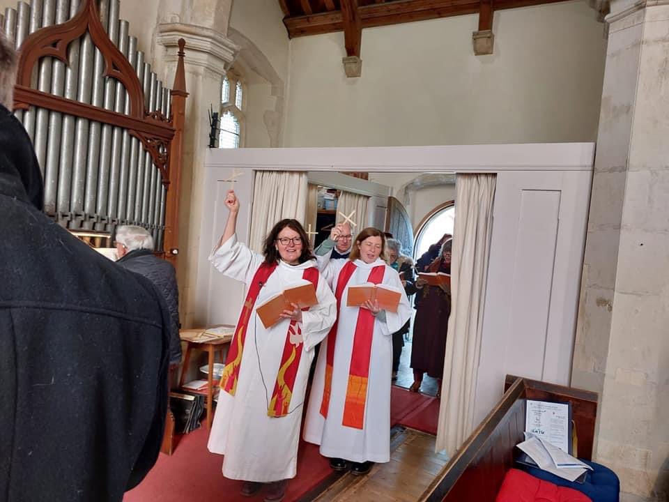 NorthHinckford's tweet photo. Almost 70 of us gathered at Bulmer to remember Jesus entering Jerusalem and beginning his journey to the cross... @chelmsdio @churchofengland #PalmSunday #DustAndGlory https://t.co/YOs3br2CMw