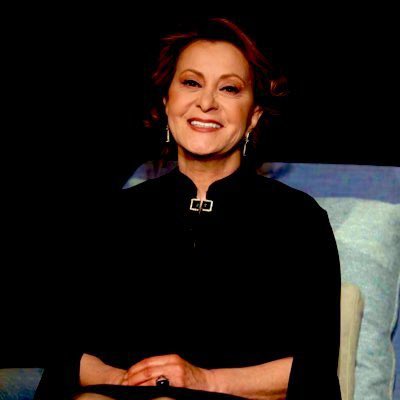yaraDacc's tweet photo. they have her 👇🏻.                  we have her👇🏻
#للموت٣   #MerylStreep       @RandaKaady https://t.co/IuUNJSd9B6