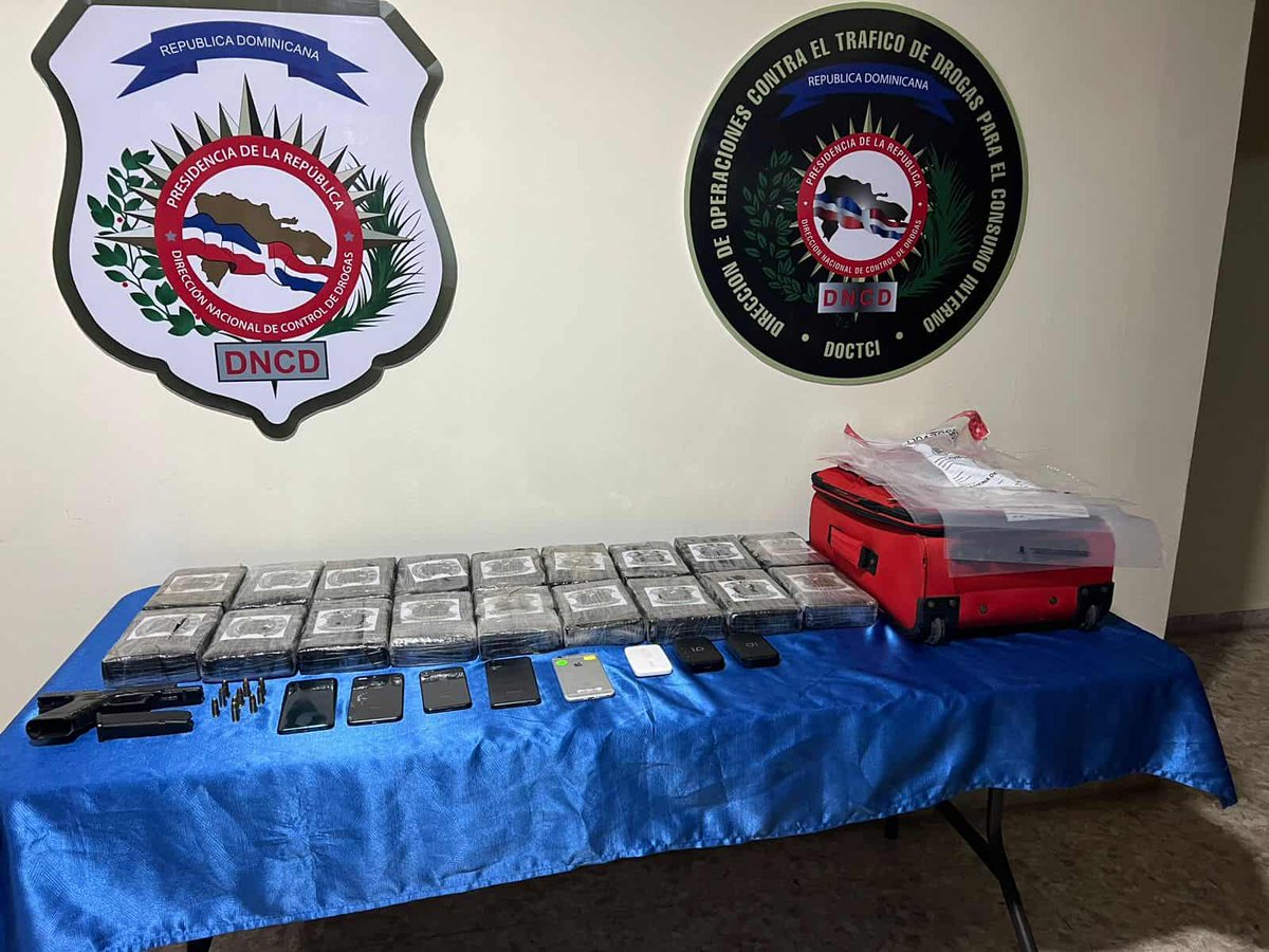 DiarioLibre's tweet photo. 📰 |#ActualidadDL| Ocupan 18 paquetes de cocaína y arrestan a tres hombres en Los Alcarrizos
🔗https://t.co/sZiLcJd6pr
#DiarioLibre #LosAlcarrizos #Narcotráfico #DNDC https://t.co/AsHjXOAY76