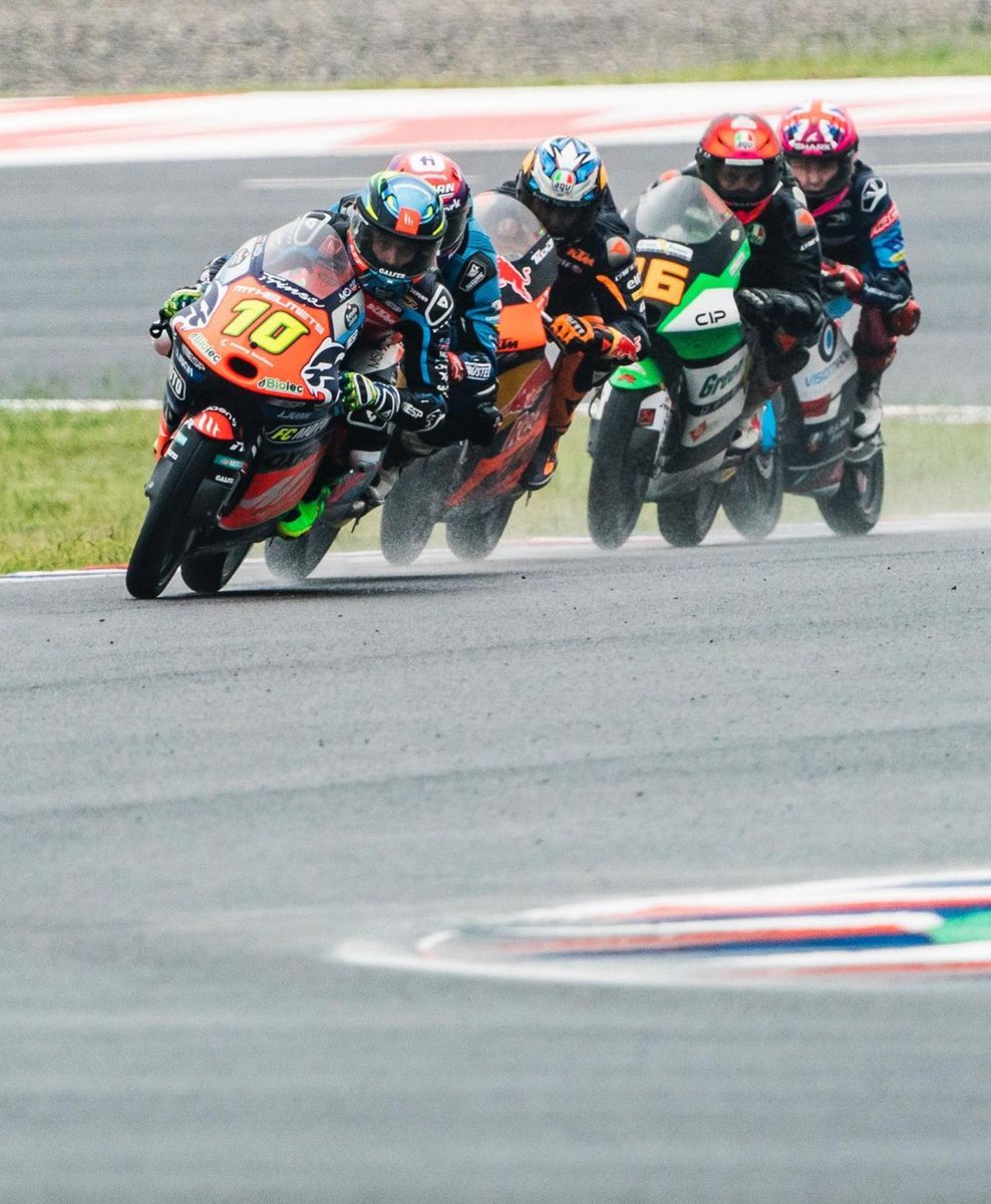 ESPSolutionsES's tweet photo. ¡Finde semana increíble! ⚡️
Segunda posición de Diego Moreira en #Moto3 🏍💨 en una carrera complicada pero determinante 🤩
🏁 Seguimos trabajando 🏁
@MthelmetsMSi 🏆
#ESPsolutions #mthelmets #carrera #piloto #circuito #argentina https://t.co/0uNIMtjZhd