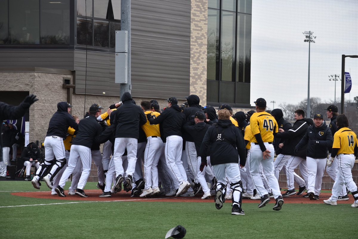 WALK OFF HOME RUN!! Back to back HOME RUNS by Shiu and Kirchberg in the 9th for the WIN!! 
Titans beat the Warhawks 9-8!!