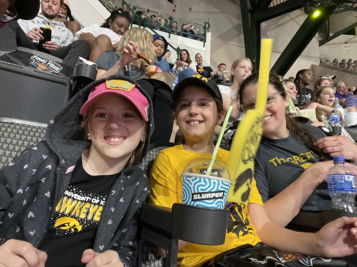 EricDJans's tweet photo. #wffselfie #WFinalFour   800 miles one way…lets take it home!  #gohawks #FightForIowa https://t.co/c8zdn4Layp