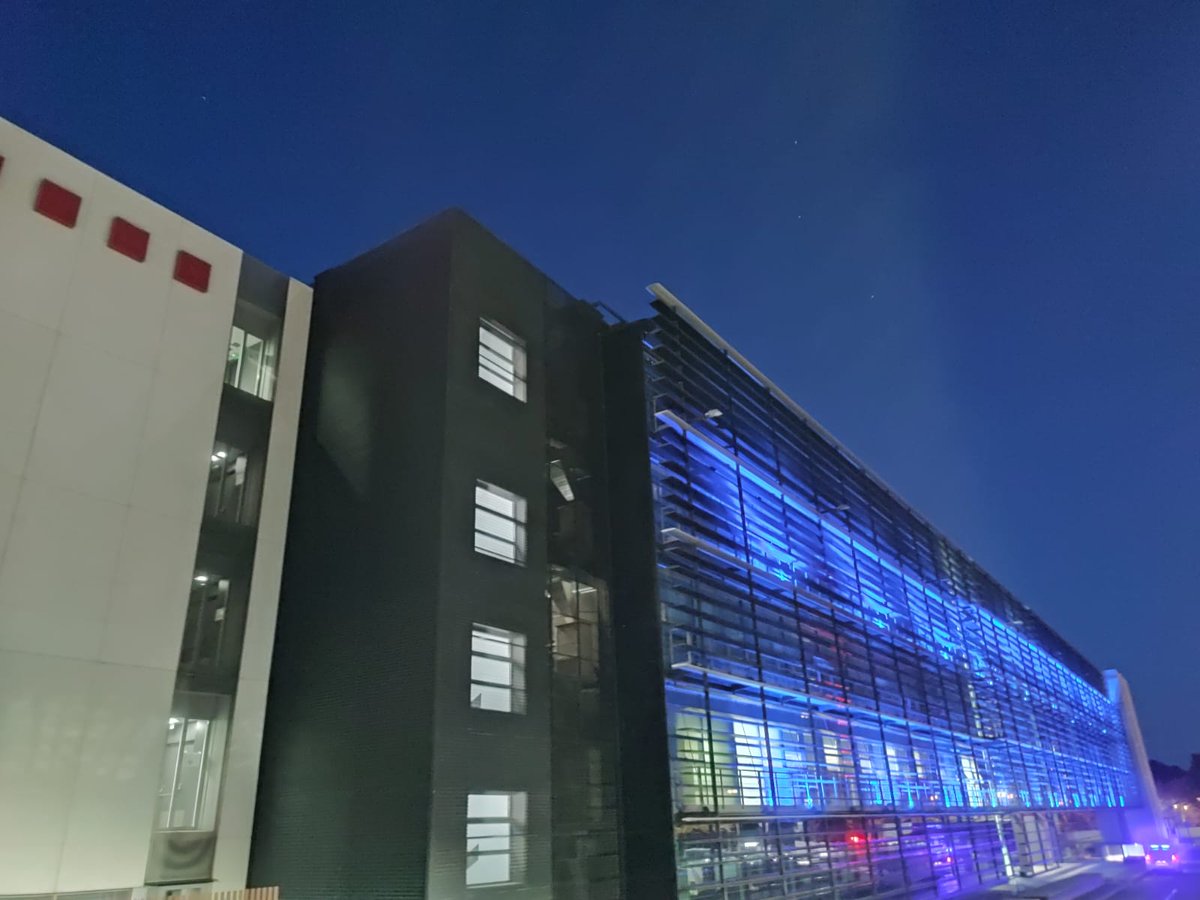 mossos's tweet image. Treballem amb la @FedCatAutisme en la Guia per al Tracte amb Persones amb Trastorn de l’Espectre Autista per millorar l’atenció a aquestes persones i ens reunim amb entitats per donar consells de seguretat. Avui ens il·luminem de blau en el #DiaMundialAutisme #FemHoPossible