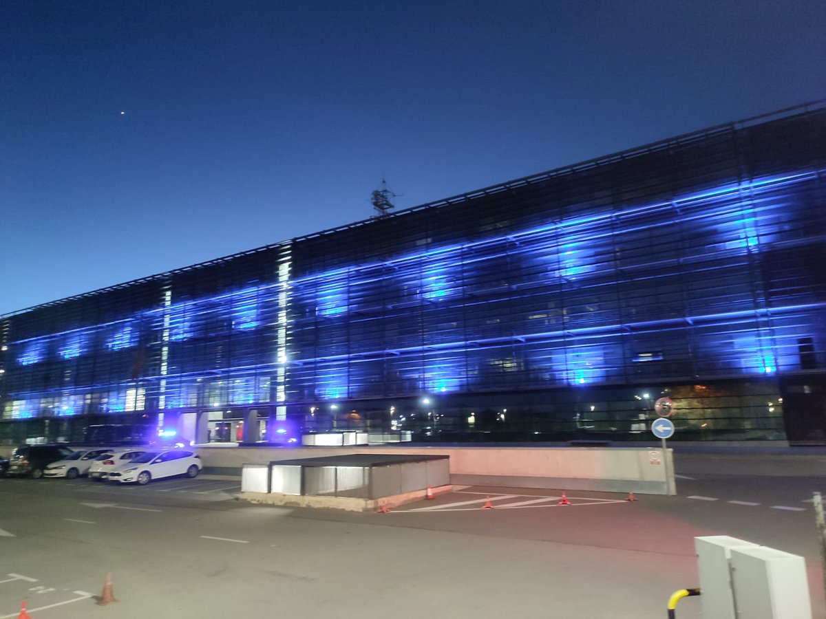 mossos's tweet image. Treballem amb la @FedCatAutisme en la Guia per al Tracte amb Persones amb Trastorn de l’Espectre Autista per millorar l’atenció a aquestes persones i ens reunim amb entitats per donar consells de seguretat. Avui ens il·luminem de blau en el #DiaMundialAutisme #FemHoPossible