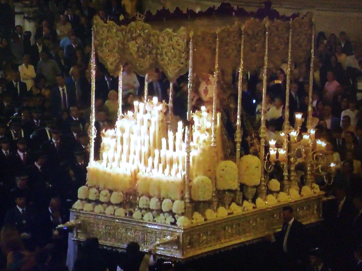 PasionAnd's tweet photo. También el palio de la Virgen de la Hermandad de San Roque ha salido de la Catedral #DomingoDeRamos #SSantaSevilla2023 https://t.co/BPBm6zPhEy