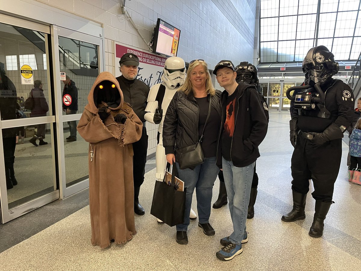 KellyWyllie's tweet photo. Fun adventure at Barrie Comicon #StarWars https://t.co/OMDQx0sThn