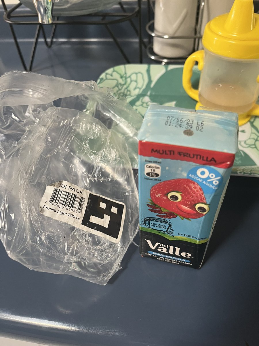 pae_kathy's tweet photo. @CocaCola_CL me salió el juguito vacio el pack sellado de 6 solo 1 sin jugo @SERNAC https://t.co/blpnwqW08z