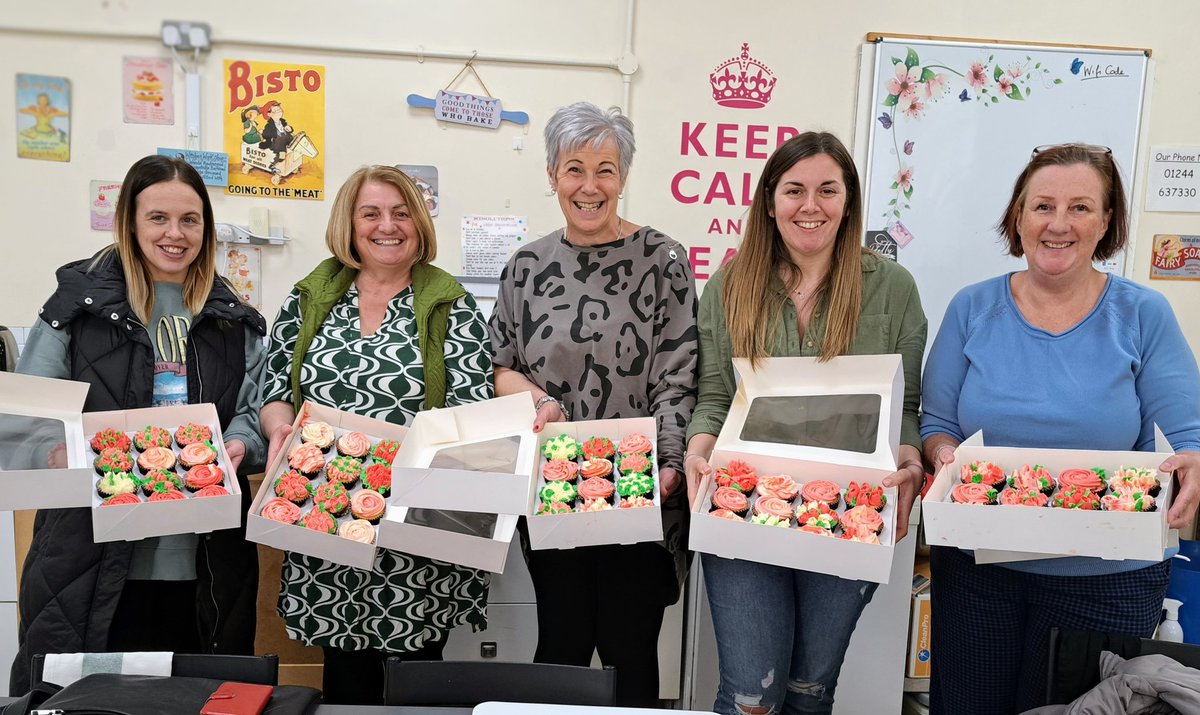 AlisonBushell's tweet photo. Proud teacher moment! #sugarcraftclasses #russiannozzles #buttercream #glutenfree https://t.co/VeXMsK4Vtj