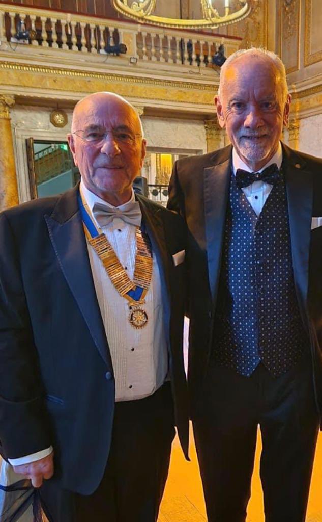 bryan_sweetland's tweet photo. Lovely evening at Cobham Hall last night for the Gravesend &amp; Meopham @RotaryGBI Club Annual Ball raising money for two great local charities. #Rotary #CobhamHall #Kent https://t.co/KjUZ8leqkE