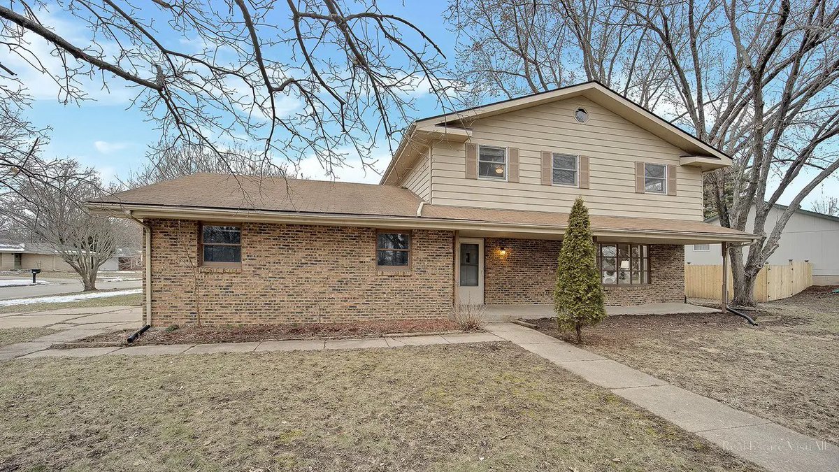 jonjfarb's tweet photo. My team found a 4-bed house listed at $299,900

- Projected Monthly Airbnb Revenue: $9,329
- Monthly Expenses: $5,189
- Monthly Cash Flow: $3,861

Here's The Breakdown: https://t.co/mcsUUkqhp2