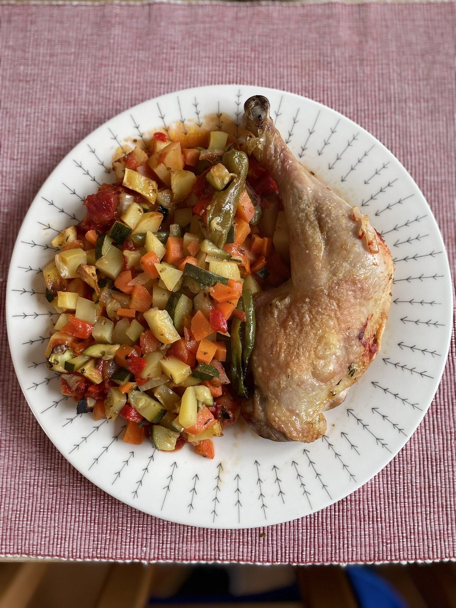 daddy_gentleman's tweet image. We had a very early lunch because of our second golf lesson which began at 12:00 noon. I enjoyed a steamed chicken leg, potatoes and vegetables. 
After the “effort” we are now enjoying a piece of selfmade  carrots cake and some tea.
Enjoy your Sunday! 
#GolfLessons #GolfTraining