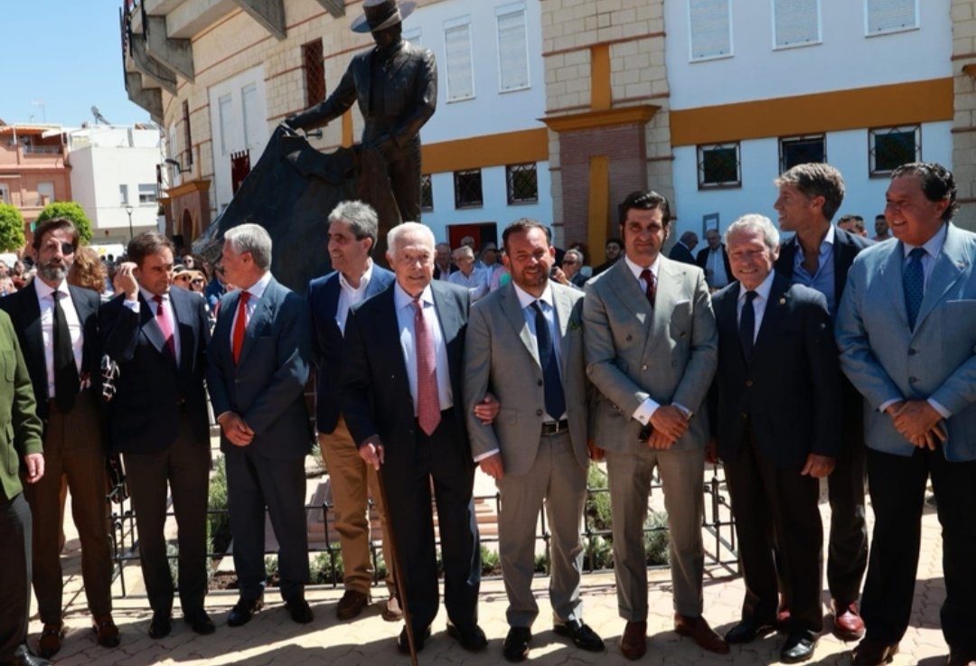 Curro Romero inaugura su monumento en La Algaba
La estatua, que recuerda al Faraón de Camas lanceando en el último festival que toreó en su carrera,se ha colocado frente al coso taurino algabeño,hoy rebautizado como 'Plaza de Toros Alcalde José María Torres Zapico'