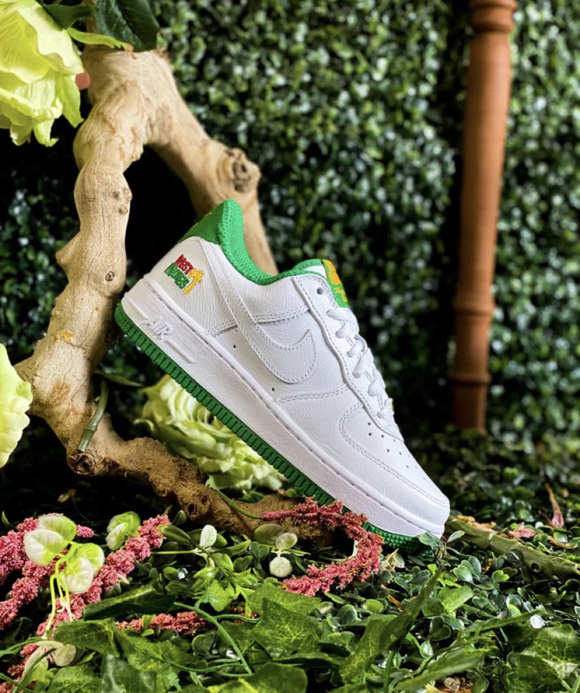 SNKR TWITR on X