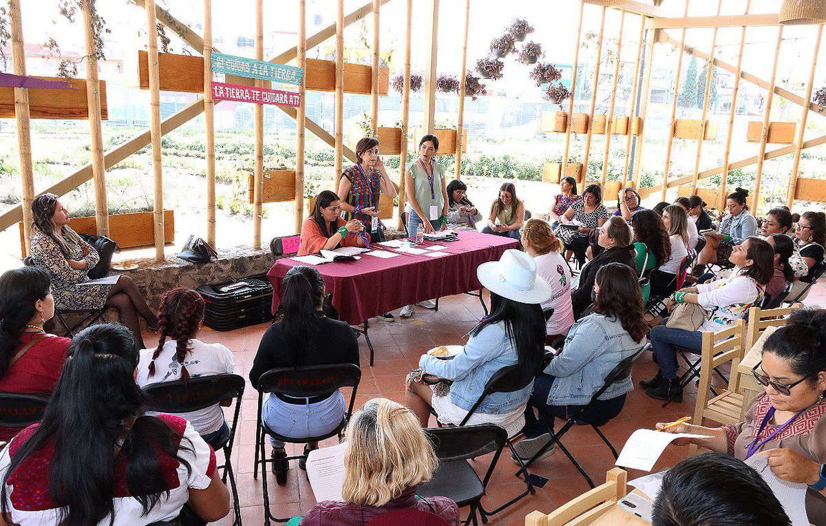 IreneMontero's tweet photo. Este fin de semana hemos podido conocer el centro comunitario Utopía de Iztapalapa en México. Los Utopía son territorio recuperado donde la ciudadanía encuentra un espacio de cuidados y cultura que cambia la mirada y trasforma desde lo local. Gracias por la acogida @ClaraBrugadaM https://t.co/Deiz8deC5L