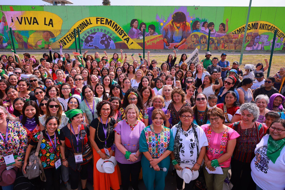 IreneMontero's tweet photo. Este fin de semana hemos podido conocer el centro comunitario Utopía de Iztapalapa en México. Los Utopía son territorio recuperado donde la ciudadanía encuentra un espacio de cuidados y cultura que cambia la mirada y trasforma desde lo local. Gracias por la acogida @ClaraBrugadaM https://t.co/Deiz8deC5L