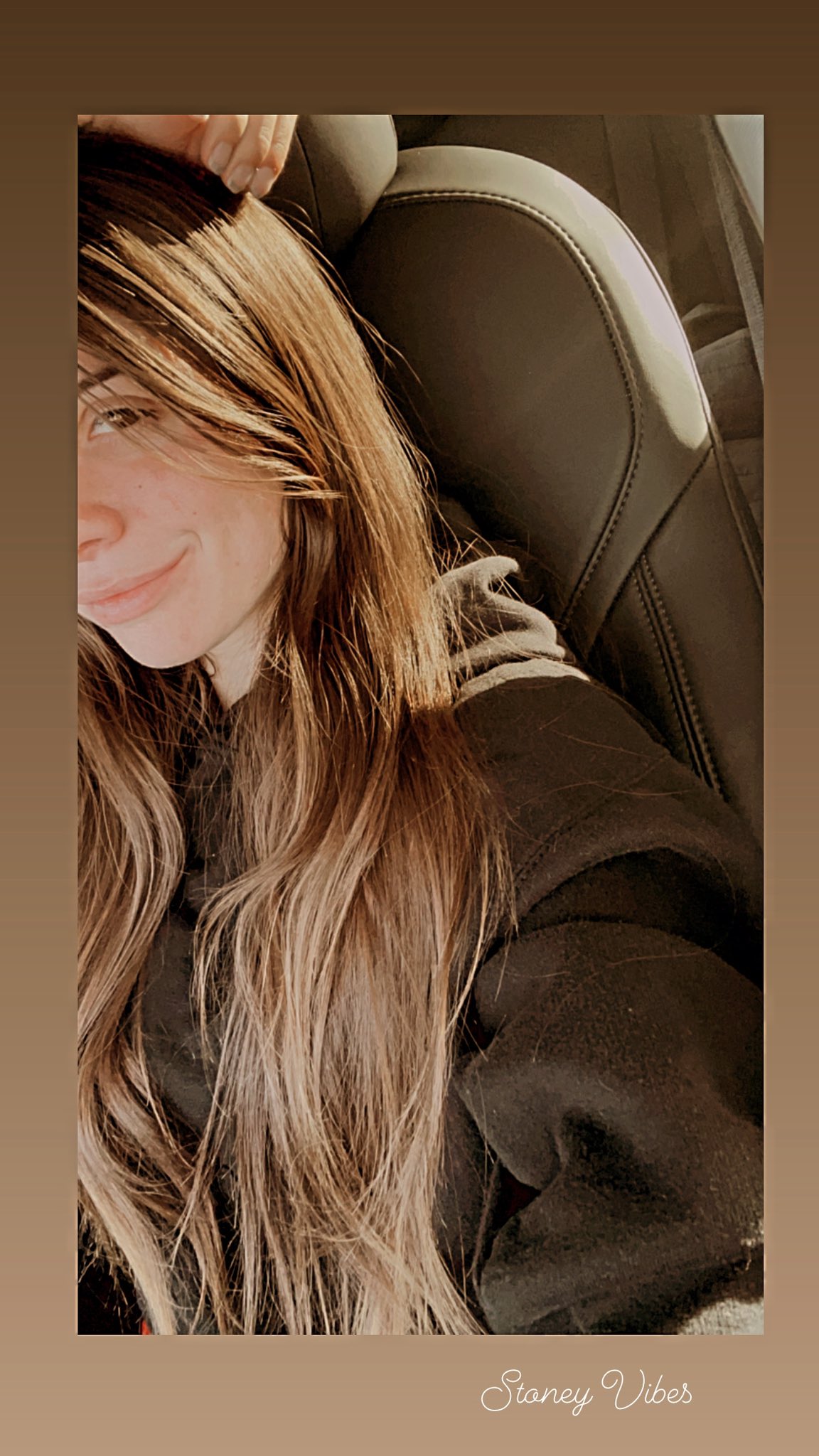Casual Pic on this fine Sunday Morning💋 #stoned #stoneyvibes #fatdabsonly #desiraefoxx #goodmorning #hoodie #longhair #browneyes #onlyfans #like #comment #rt #subscribe https://t.co/v2OljNlYFf