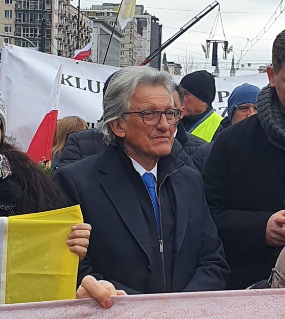 ObserwatorXY's tweet photo. Stanisław Piotrowicz na marszu papieskim.
To się samo komentuje.
screen: .@M_Marcin01 https://t.co/sWL34aF0u5