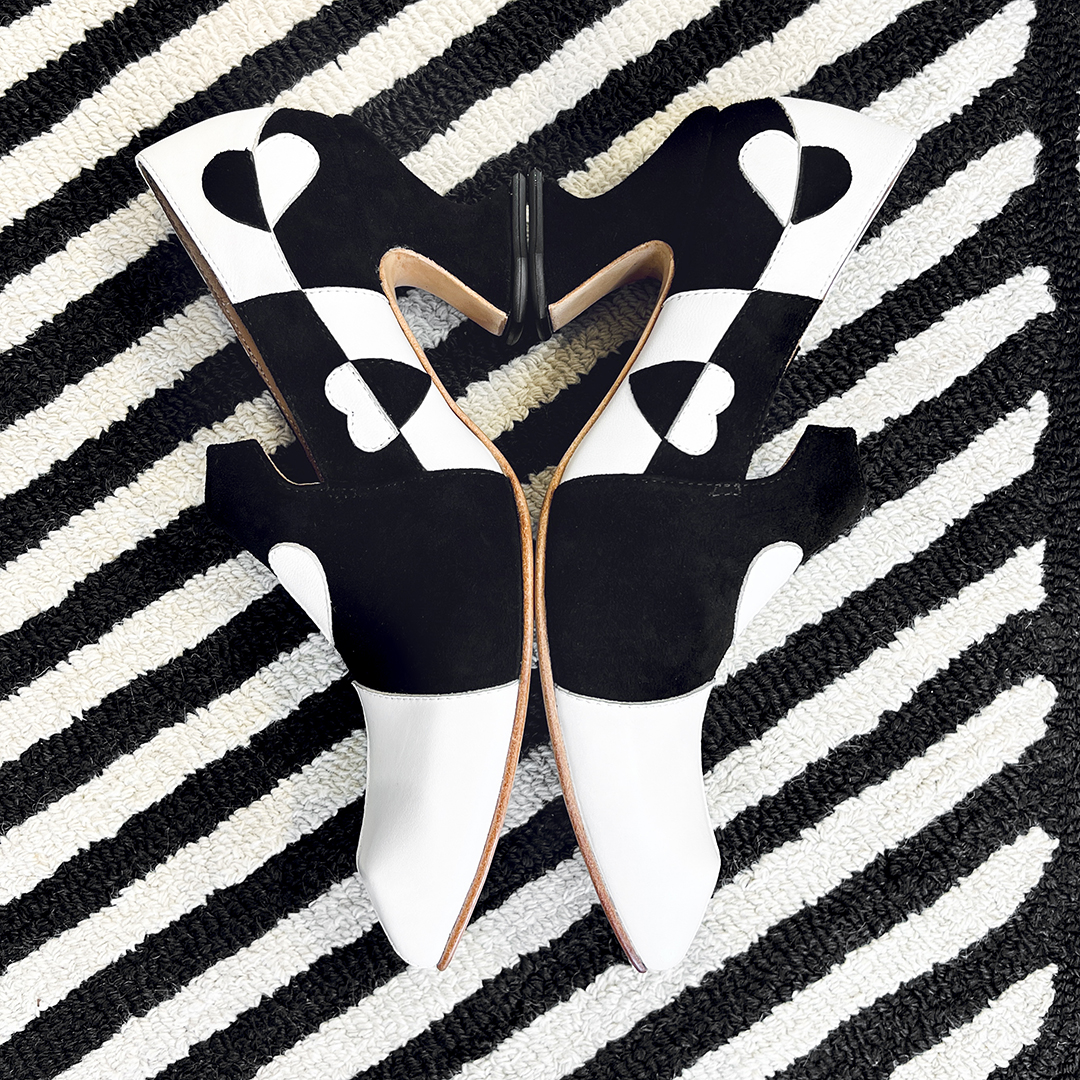 The Classy KAIJA gives heart and sole to elevating your world. Shop this suede and smooth nappa leather loafer heel in stores or online now. 🖤🤍 vo.gg/kaija-black-bo…

#SS23 #newarrivals #newrelease