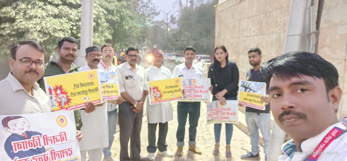मामला उत्तर प्रदेश के वाराणसी के jhv मॉल तिराहे की है कभी भी बड़ी दुर्घटना हो सकती है बिजली विभाग को लगातार भेजने के बाद भी सिर्फ सांत्वना मिला बिजली का खंबा  बदला नहीं गया अगर दुर्घटना घट जाए तो फिर जिम्मेदार कौन होगा contact 9793003200 <a href="/SonuSood/">sonu sood</a> <a href="/UPPCLLKO/">UPPCL</a> <a href="/PuVVNLHQ/">Purvanchal Vidyut Vitaran Nigam Limited</a>