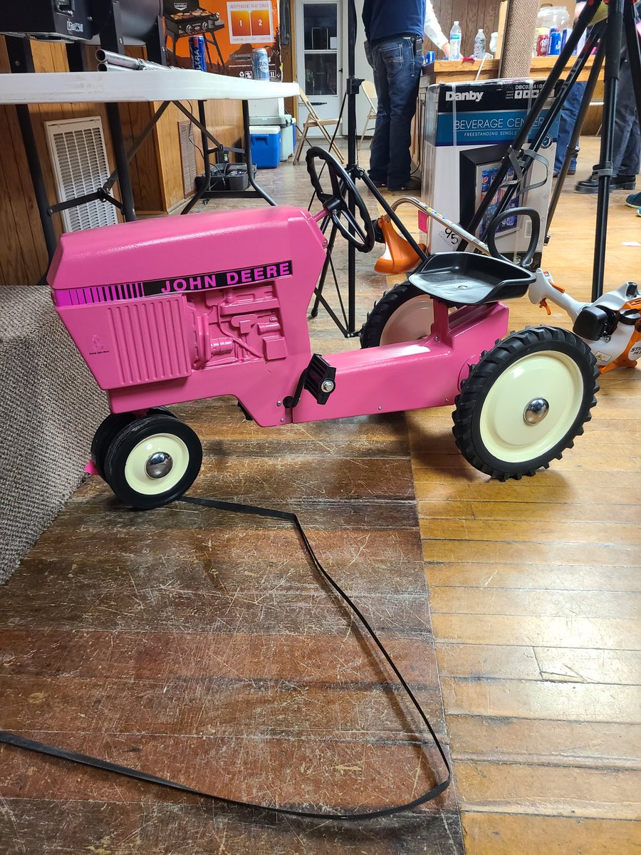 New auction high on a John Deere 520 casting for a great cause last night with Mason Auctions. First time it sold for $6500 and the second time it sold for $5800. This is why I love small town Iowa. <a href="/MachineryPete/">Greg Peterson</a> <a href="/Mason_Farms/">Justin Mason</a> <a href="/JohnDeere/">John Deere USA</a> #nobodyfightsalone