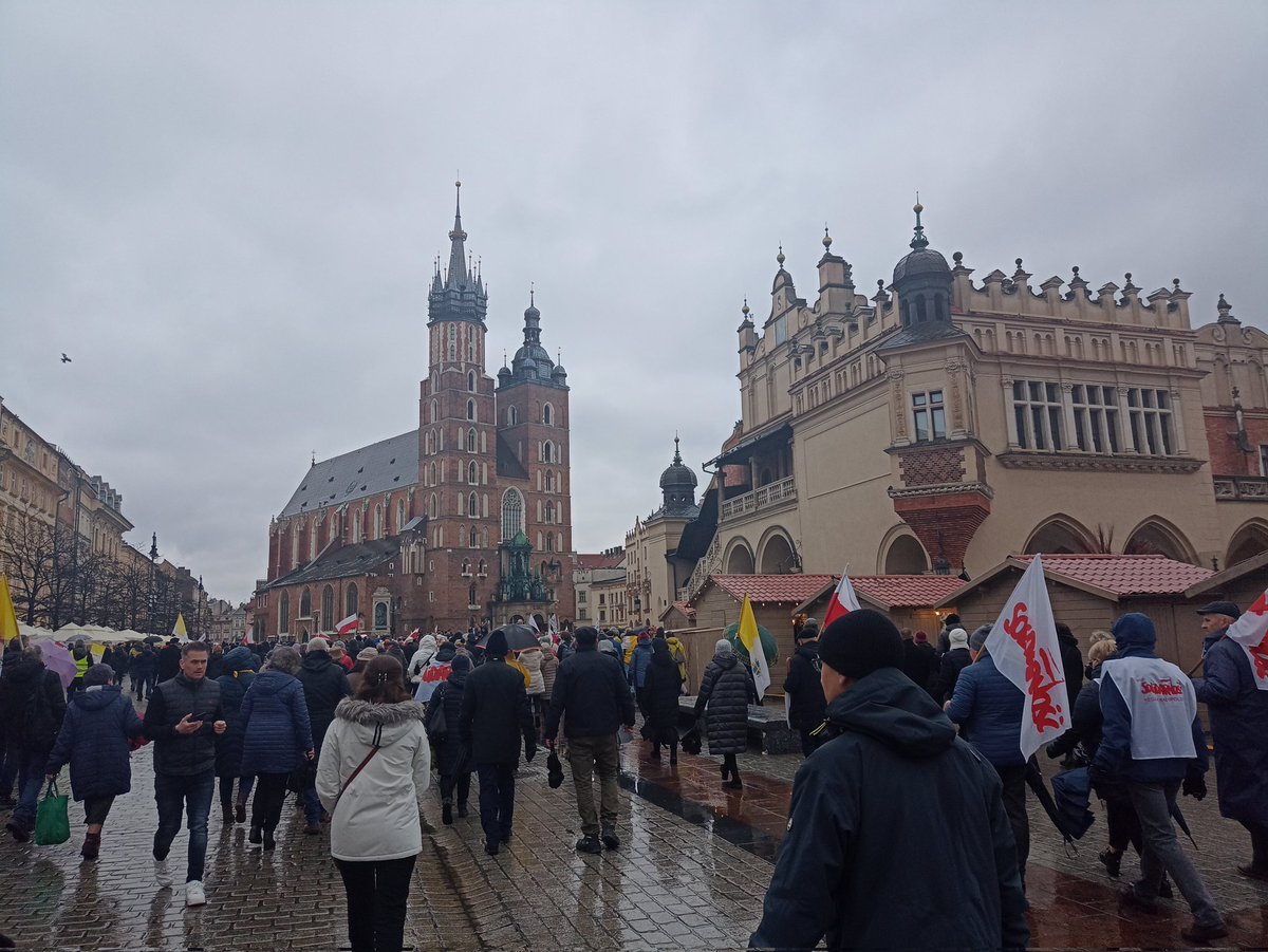 Elciapelciaba's tweet photo. #SolidarnizJPII
#Krakow
#MarszPapieski
#MszaSw.KosciolMariacki
Święty Janie Pawle II módl się za nami https://t.co/a9OdXCPw5K
