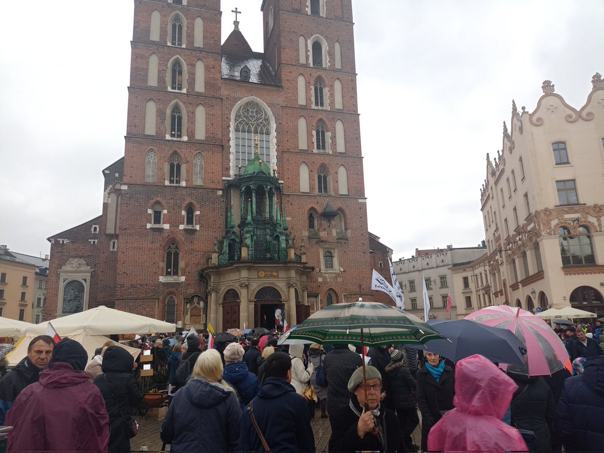 Elciapelciaba's tweet photo. #SolidarnizJPII
#Krakow
#MarszPapieski
#MszaSw.KosciolMariacki
Święty Janie Pawle II módl się za nami https://t.co/a9OdXCPw5K