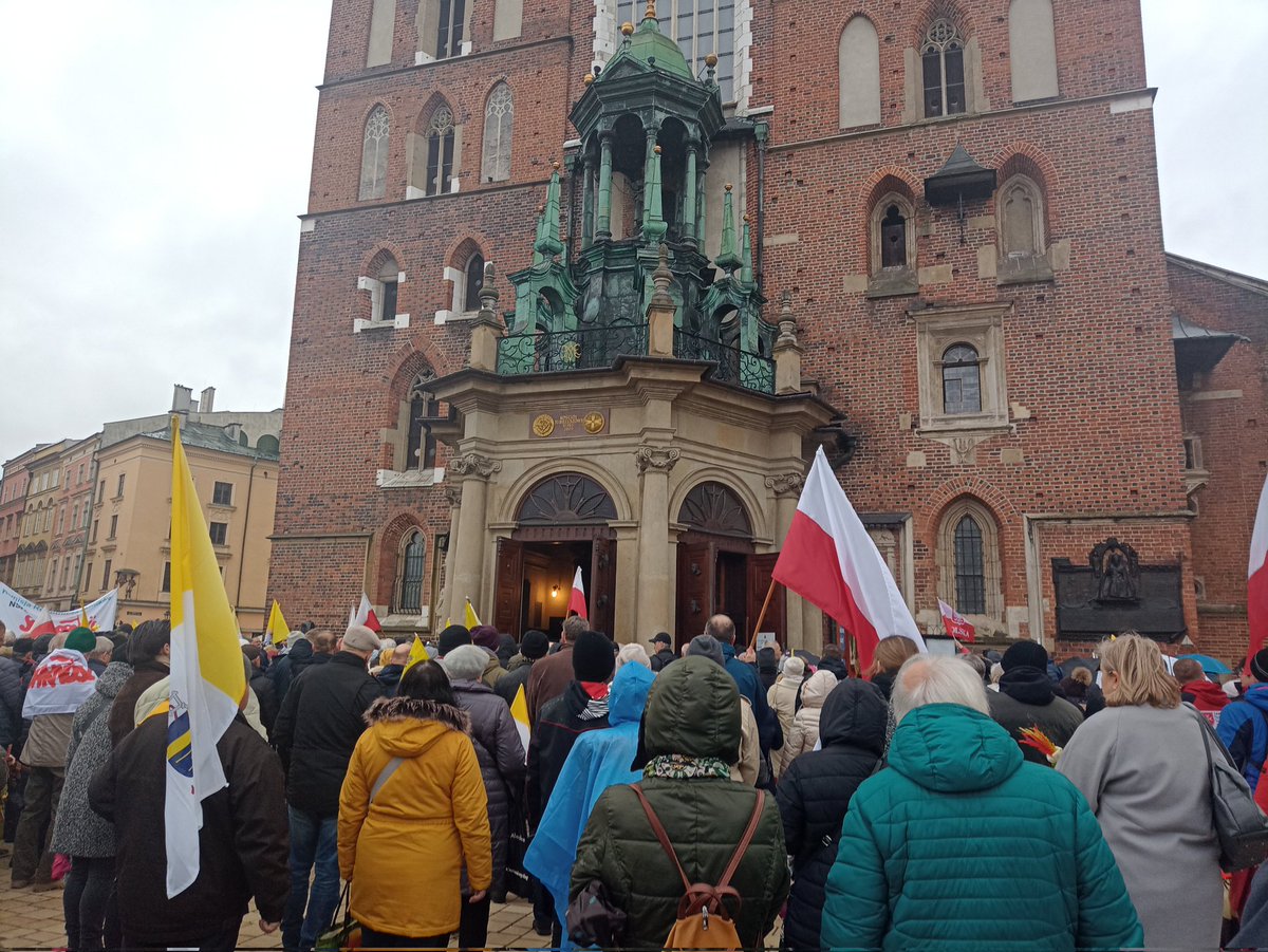 Elciapelciaba's tweet photo. #SolidarnizJPII
#Krakow
#MarszPapieski
#MszaSw.KosciolMariacki
Święty Janie Pawle II módl się za nami https://t.co/a9OdXCPw5K