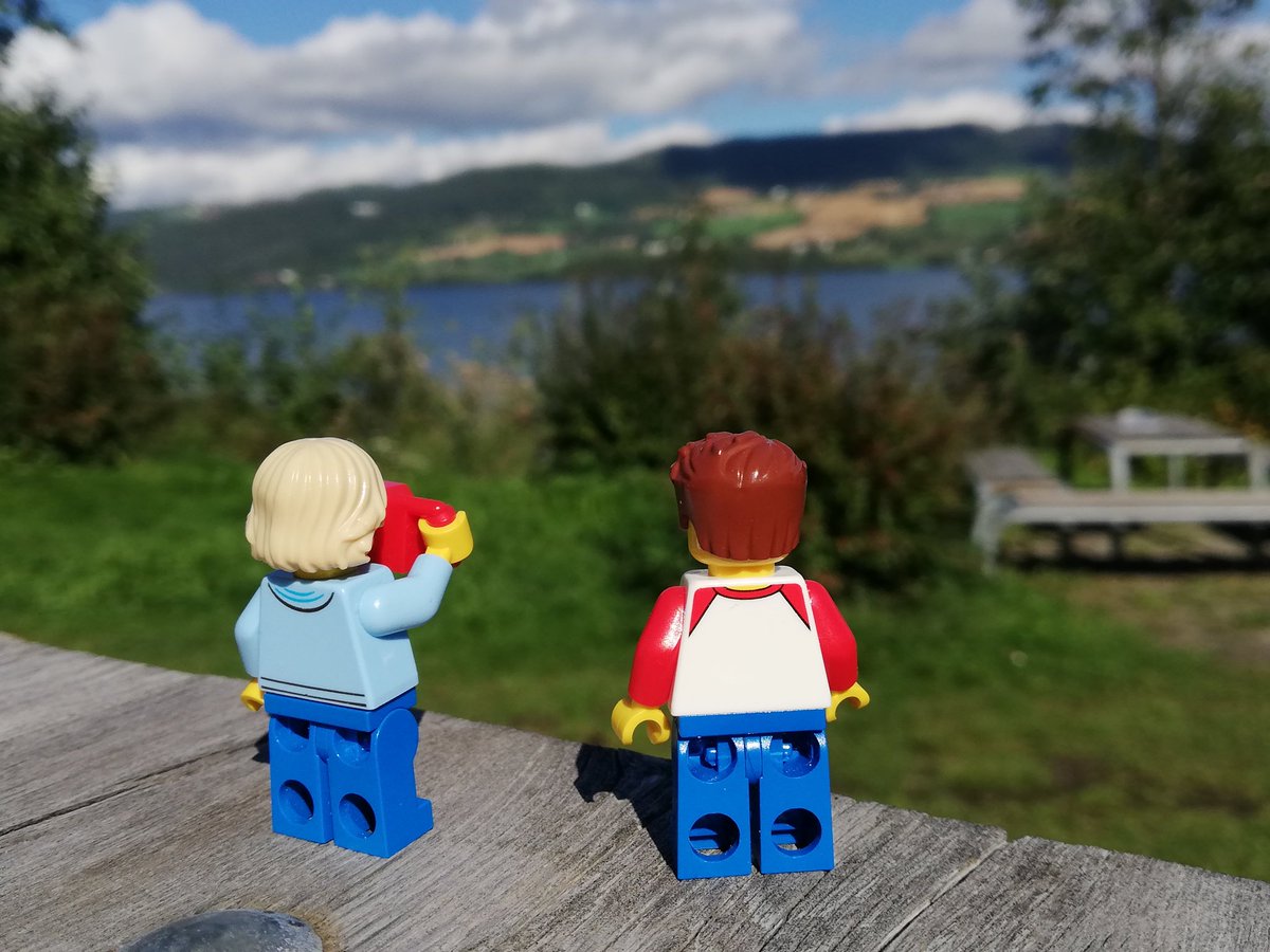 Dutchica's tweet photo. @SvenHilbrants Wij nemen lego mee op vakantie om "selfies" te maken. https://t.co/7ej5EVLaRb