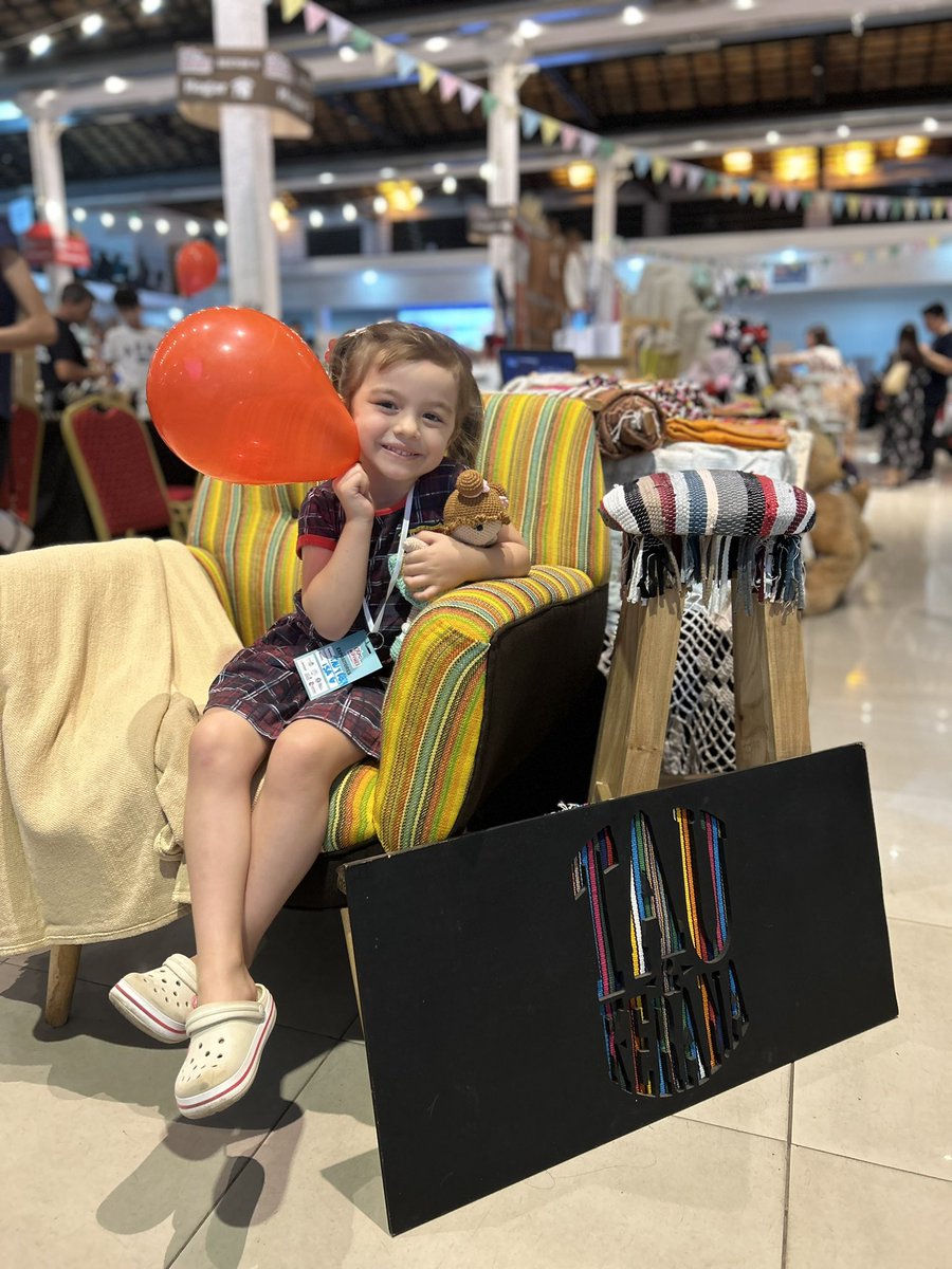 ¡La jefa les espera por la feria hoy! 
Vengan pues 🥳
Estamos hasta las 21:00 Hs en el Centro de Convenciones del Shopping Mariscal. ✨