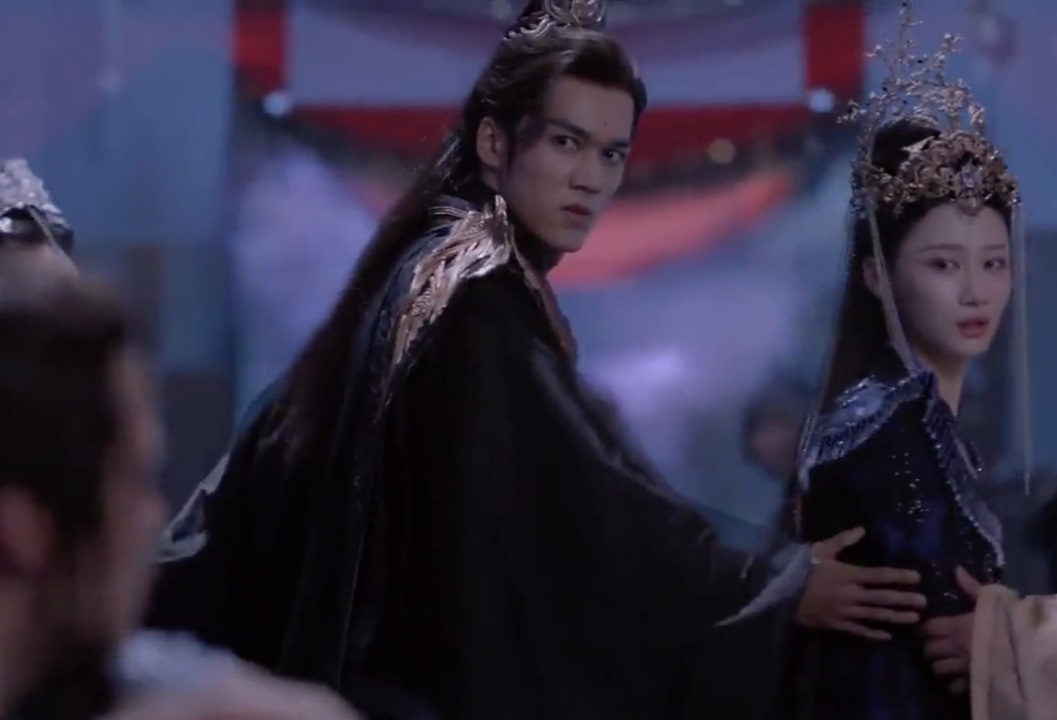 ajikdo39's tweet photo. [31]
#wudai risking his life defending #qingkui

he doesn't care if kui is his crown princess tantan or empyrean consort, he won't let her die 🥺
huge difference from his treatment of her when she first arrived at that same hall

#thestarrylove #chenmuchi #hexuanlin #jiangxiaolin https://t.co/ceCeDZXguZ