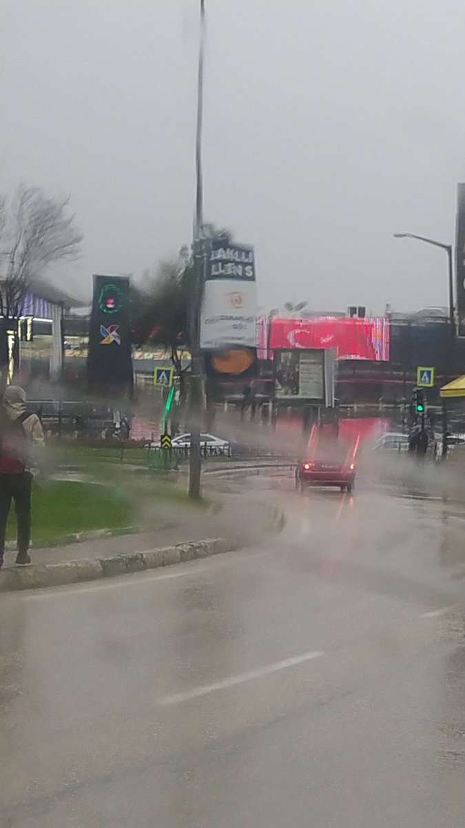 Kent meydanında  bu yağmurlu havada ısınmak isteyen gizli istekli arzulu hanımlar buradalmı
#kentmeydanı#bursa