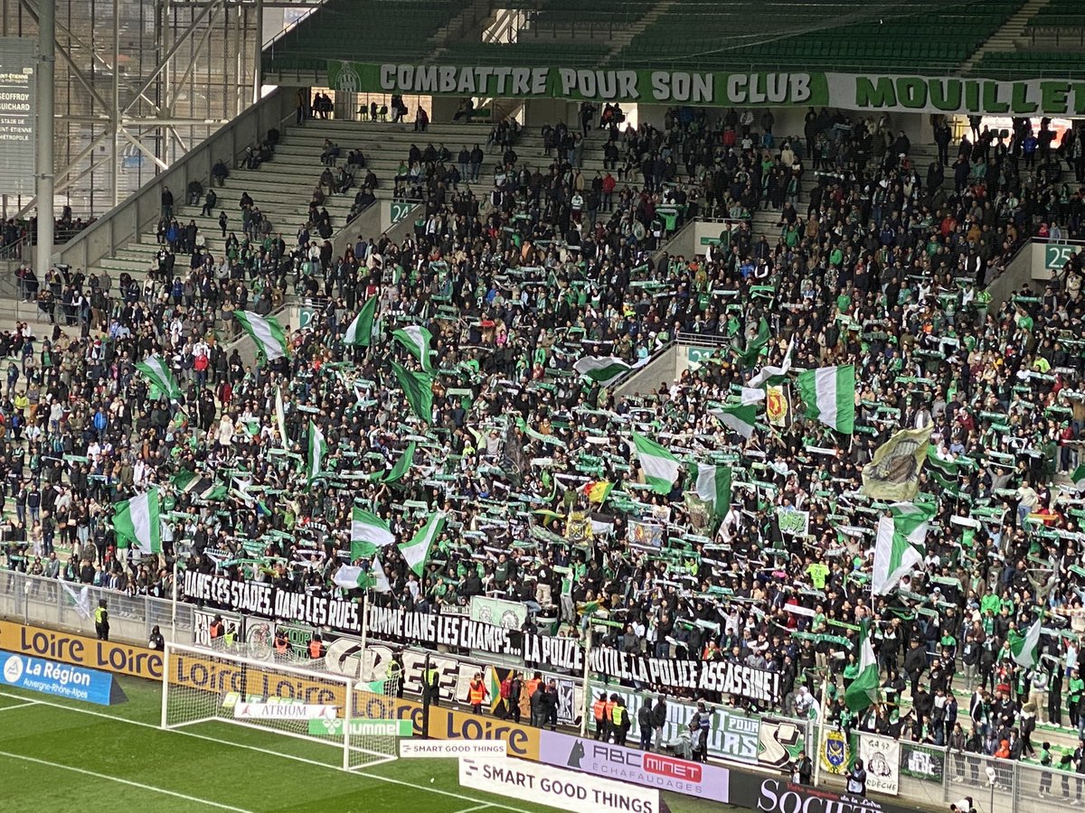 « Dans les stades, dans les rues, comme dans les champs… La police mutile, la police assassine »

Banderole des Green Angels de Saint-Étienne face aux violences d'état dans les manifestations contre la #ReformeDesRetraites #RetraitDeLaReformeDesRetraites
(📷 <a href="/tl7loire/">TL7</a>)