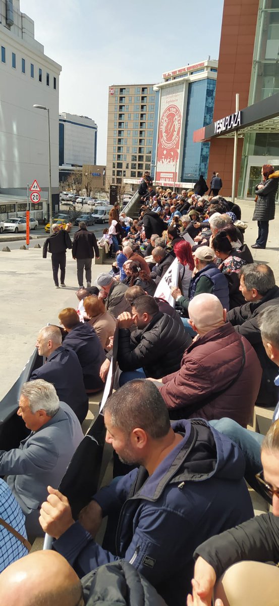 Tuketicilerist's tweet photo. Esenyurt İnnovia 4 mağdurları yeşil plaza önünde oturma eylemine coşkulu bir kalabalıkla devam etti
Mağdurlar İnşaat başlayana kadar her platformda mücadele edeceklerini yüksek sesle haykırdılar..
Savcılıkları harekete geçireceklerini ilan ettiler.. https://t.co/qwpQR1O5jH