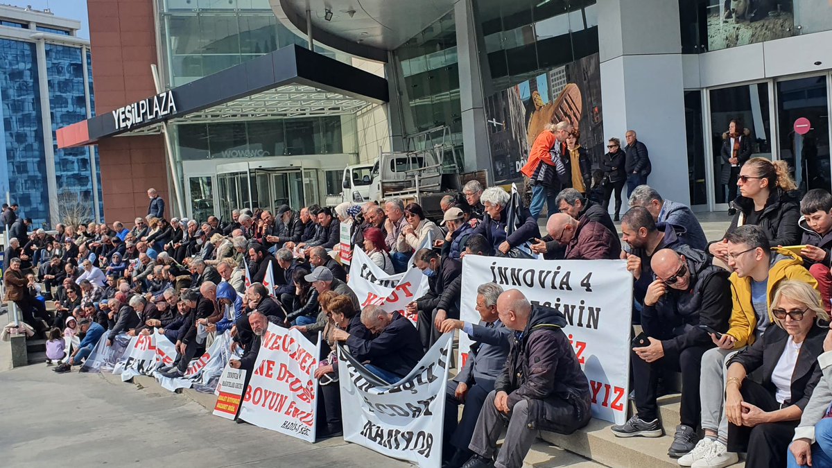 Tuketicilerist's tweet photo. Esenyurt İnnovia 4 mağdurları yeşil plaza önünde oturma eylemine coşkulu bir kalabalıkla devam etti
Mağdurlar İnşaat başlayana kadar her platformda mücadele edeceklerini yüksek sesle haykırdılar..
Savcılıkları harekete geçireceklerini ilan ettiler.. https://t.co/qwpQR1O5jH
