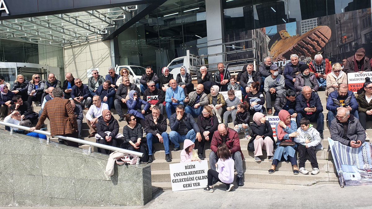 Tuketicilerist's tweet photo. Esenyurt İnnovia 4 mağdurları yeşil plaza önünde oturma eylemine coşkulu bir kalabalıkla devam etti
Mağdurlar İnşaat başlayana kadar her platformda mücadele edeceklerini yüksek sesle haykırdılar..
Savcılıkları harekete geçireceklerini ilan ettiler.. https://t.co/qwpQR1O5jH