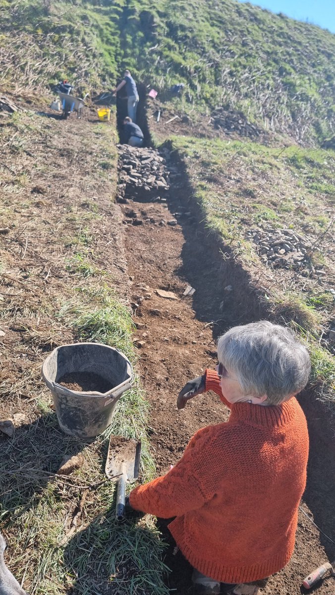 Alan_yn_Aber's tweet image. Time for morning tea with the #archaeology crew at PenDinas #Hillfort, overlooking #Penparcau #Ceredigion views of @NTSnowdoniaLlyn
#DigPenDinas #IronAge 

@RamblersCymru @visitwales @CurrentArchaeo @JDaviesHeritage @HeritageFundUK @HeritageFundCYM @Toby_Driver1 @theAliceRoberts
