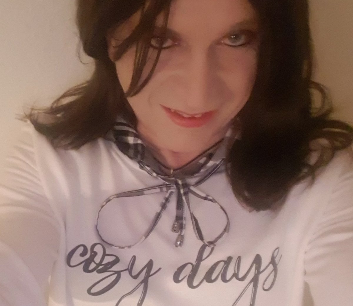 Ist das nicht ein wundervoller 
#Kuschelhoodiesonntag ?
Macht euch den restlichen Sonntag schön 😊
P.s. Das bin wirklich ich, ohne Filter und doppeltem Boden 😊😇😘🥰💋❤️