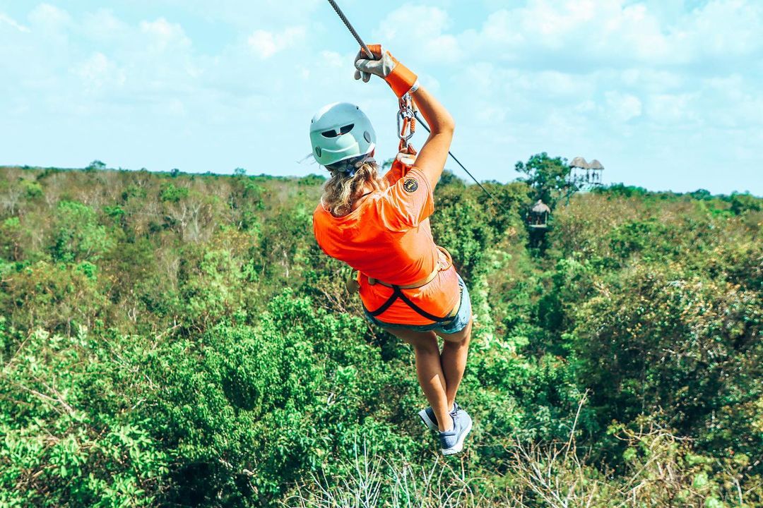 The #CenotesRoute in #PuertoMorelos is for adventurers! 

Feel like a bird in the 𝗠𝗮𝘆𝗮 𝗷𝘂𝗻𝗴𝗹𝗲 by jumping on a #zipline. 🦅 Come fly with us! 😄⁣
⁣⁣⁣⁣
⁣⁣⁣🌐: mexicancaribbean.travel/puerto-morelos… 
📸: tarryneachus via IG 

#MexicanCaribbean
