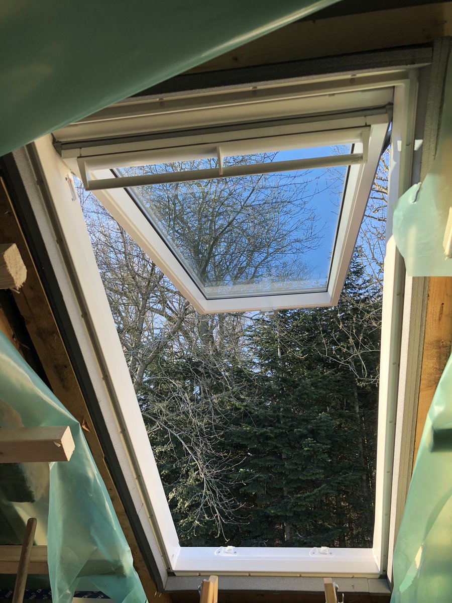 RasmusKynde's tweet photo. Har bøvlet med de her @VELUX-banditter hele weekenden — og noget er galt. De går i “baglås”, når jeg åbner dem. Jeg gør med garanti noget forkert, men jeg ANER ikke hvad..
En hjælpende hånd i Aarhus og omegnen vil betyde uendeligt meget!
#twitterhjerne #velux #hjælp https://t.co/9HUYwB93F6