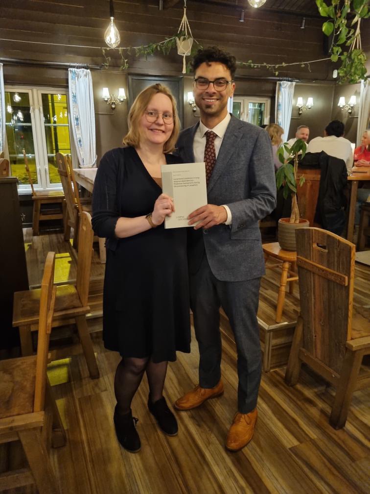 Eyelands Lab/Øy(e)Lab (@oeyelab_ntnu) on Twitter photo Congratulations to DOCTOR <a href="/AnnaGiskes/">Anna Giskes🌱</a>, who defended her dissertation “Incremental prediction in long distance dependencies: predictive mechanisms during the processing of cataphors”!! And thanks to Nina Kazanina and <a href="/emhusband/">E. Matthew Husband</a> for being great opponents. Congratulations to DOCTOR <a href="/AnnaGiskes/">Anna Giskes🌱</a>, who defended her dissertation “Incremental prediction in long distance dependencies: predictive mechanisms during the processing of cataphors”!! And thanks to Nina Kazanina and <a href="/emhusband/">E. Matthew Husband</a> for being great opponents.