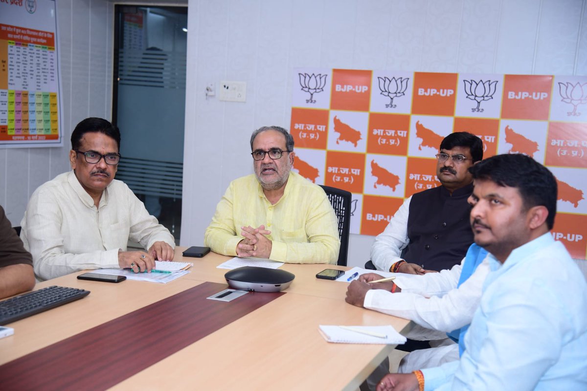 Bhupendraupbjp's tweet photo. आज लखनऊ स्थित भाजपा प्रदेश मुख्यालय पर प्रदेश महामंत्री (संगठन) श्री @idharampalsingh जी के साथ आगामी 6 अप्रैल से लेकर 14 अप्रैल तक चलने वाले "सामाजिक न्याय सप्ताह" अभियान पर वर्चुअल बैठक की।
बैठक में क्षेत्रीय प्रभारी, क्षेत्रीय अध्यक्ष, जिला प्रभारी व जिला अध्यक्ष उपस्थित रहे। https://t.co/ILPhaaVoWN