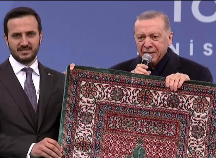 #CumhurbaşkanıErdoğan
Naapıyo bu?
Turistlere ipek halı diye seccadeyimi kakalıyo 🤣🤣