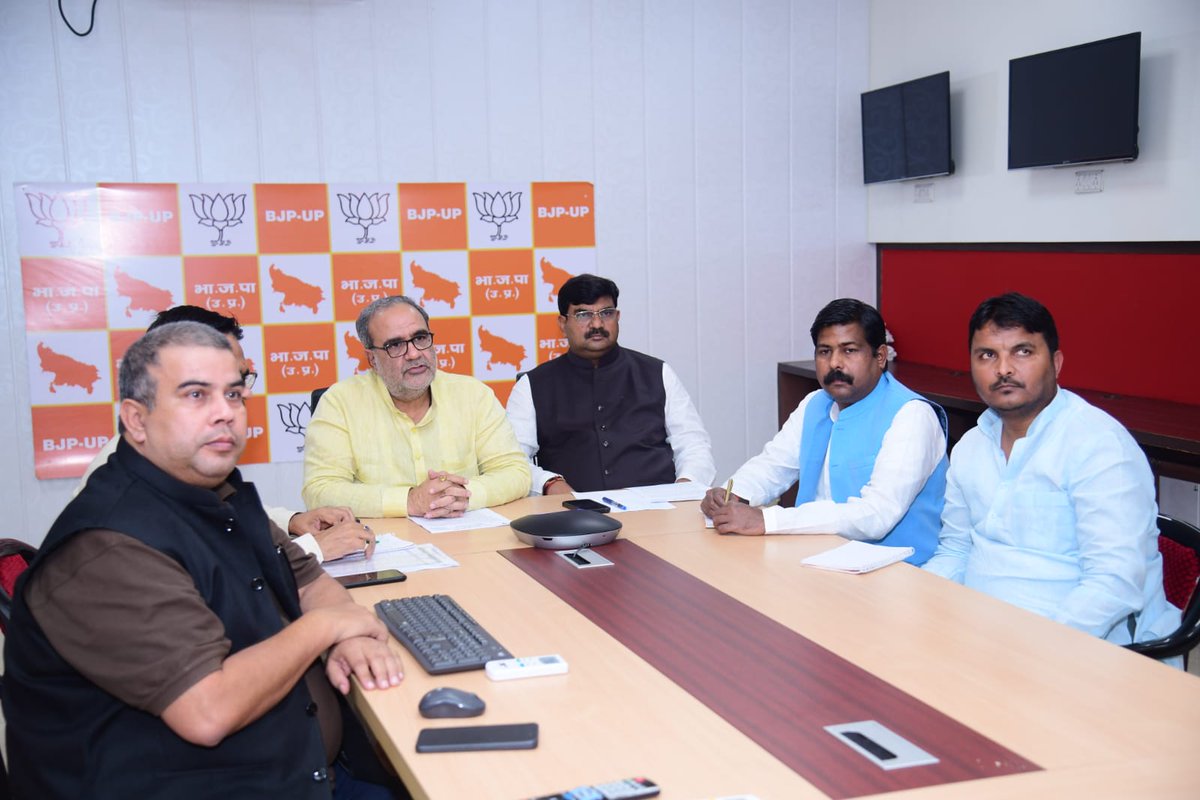 Bhupendraupbjp's tweet photo. आज लखनऊ स्थित भाजपा प्रदेश मुख्यालय पर प्रदेश महामंत्री (संगठन) श्री @idharampalsingh जी के साथ आगामी 6 अप्रैल से लेकर 14 अप्रैल तक चलने वाले "सामाजिक न्याय सप्ताह" अभियान पर वर्चुअल बैठक की।
बैठक में क्षेत्रीय प्रभारी, क्षेत्रीय अध्यक्ष, जिला प्रभारी व जिला अध्यक्ष उपस्थित रहे। https://t.co/ILPhaaVoWN