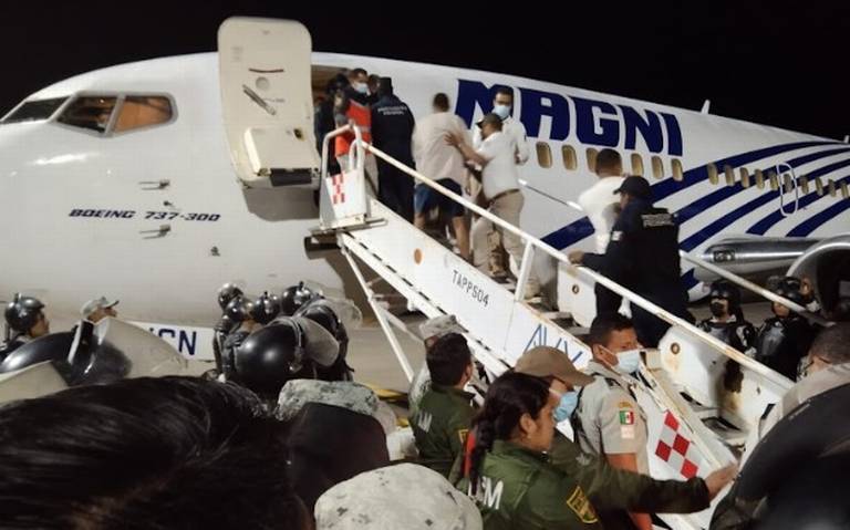 ArmandoInfo's tweet image. Bajo engaño, en julio de 2022 unos 20 funcionarios mexicanos encapuchados, con armas largas, encerraron en un cuarto oscuro a 126 venezolanos. Los esposaron y quitaron sus pertenencias para luego trasladarlos al Aeropuerto Internacional de Tapachula  ✈️👨‍👨‍👦‍👦bit.ly/40CSazE