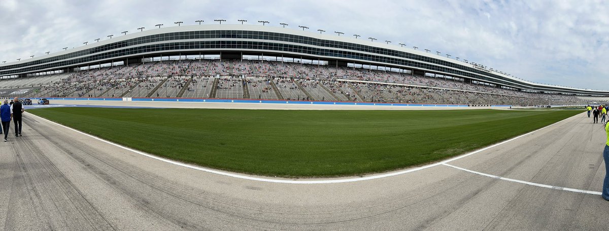 marshallpruett's tweet photo. Respect to the dedicated fans from Texas and elsewhere who’ve come to support IndyCar. Just wish there were more of you. https://t.co/OVgdQRvJ7I