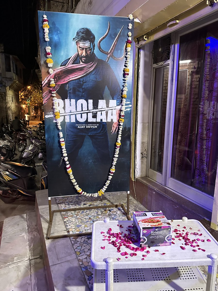 vijaymatter's tweet photo. जोधपुर। अजय देवगन फैंस क्लब जोधपुर द्वारा सुपरस्टार अजय देवगन का जन्मदिन आज पूरा मौहल्ला में बड़े ही धूमधाम से केक काटकर और आतिशबाजी कर मनाया गया। अजय देवगन फैंस क्लब जोधपुर के विजय मत्तर "इनका जन्मदिन जोधपुर में ही इनके सभी फैंस ने मिलकर पुरा मौहल्ला में उत्साह के साथ मनाया। https://t.co/dl2p54dHI3