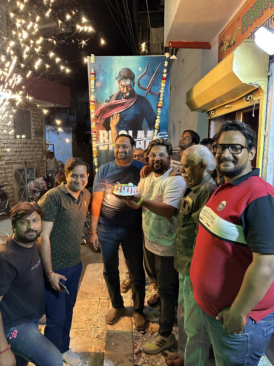 vijaymatter's tweet photo. जोधपुर। अजय देवगन फैंस क्लब जोधपुर द्वारा सुपरस्टार अजय देवगन का जन्मदिन आज पूरा मौहल्ला में बड़े ही धूमधाम से केक काटकर और आतिशबाजी कर मनाया गया। अजय देवगन फैंस क्लब जोधपुर के विजय मत्तर "इनका जन्मदिन जोधपुर में ही इनके सभी फैंस ने मिलकर पुरा मौहल्ला में उत्साह के साथ मनाया। https://t.co/dl2p54dHI3