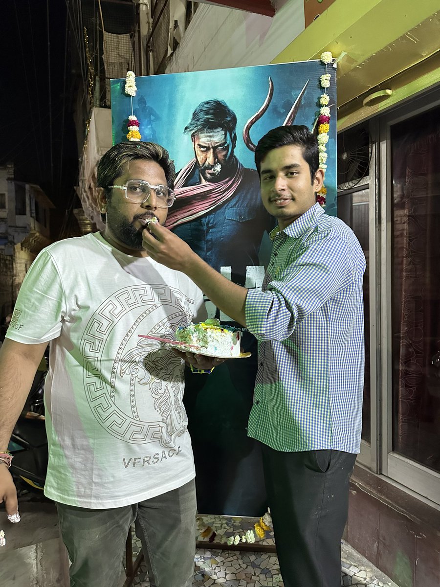 vijaymatter's tweet photo. जोधपुर। अजय देवगन फैंस क्लब जोधपुर द्वारा सुपरस्टार अजय देवगन का जन्मदिन आज पूरा मौहल्ला में बड़े ही धूमधाम से केक काटकर और आतिशबाजी कर मनाया गया। अजय देवगन फैंस क्लब जोधपुर के विजय मत्तर "इनका जन्मदिन जोधपुर में ही इनके सभी फैंस ने मिलकर पुरा मौहल्ला में उत्साह के साथ मनाया। https://t.co/dl2p54dHI3